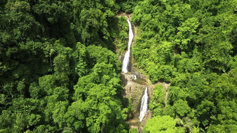 Toma-Aérea-De-Arriba-Hacia-Abajo-Que-Muestra-Agua-En-Cascada-En-El-Paisaje-Tropical-De-Tailandia-En-Verano