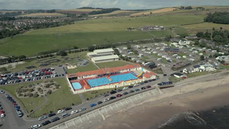 Una-Vista-Aérea-De-La-Piscina-Exterior-De-Stonehaven-En-Una-Soleada-Tarde-De-Verano,-Aberdeenshire,-Escocia,-Reino-Unido