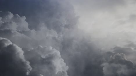 vista 4k de volar a través de nubes cumulonimbus oscuras