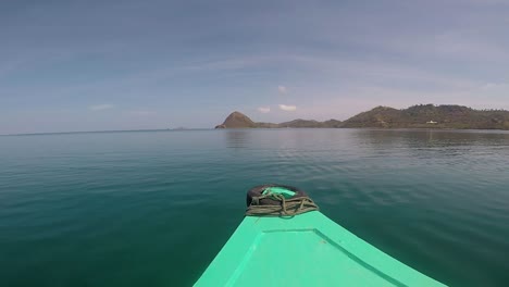Barco-De-Madera-Navegando-Por-El-Mar-Hacia-La-Isla-De-Komodo,-Indonesia---Punto-De-Vista-Amplio
