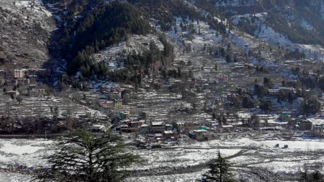 Toma-Aérea-De-Un-Pueblo-Vashist-Cubierto-De-Nieve-Después-De-Fuertes-Nevadas-En-Los-Inviernos,-Filmada-Con-Un-Dron-En-4k