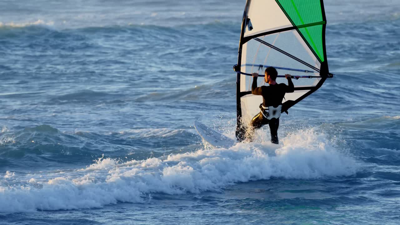 남자 서퍼 해변에서 윈드서핑 4k