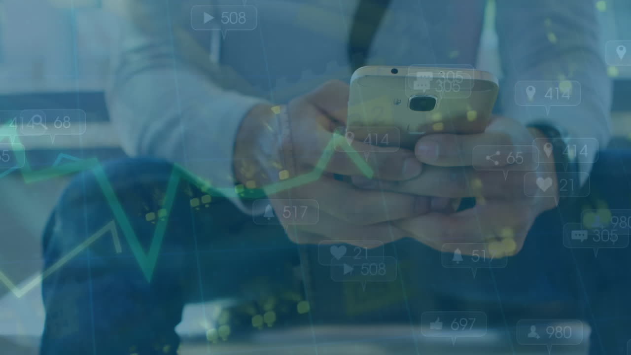 animación del procesamiento de datos sobre un empresario caucásico que usa un teléfono inteligente