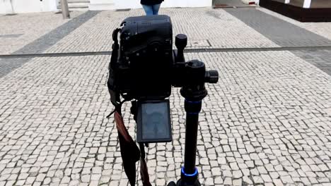 Trípode-Con-Una-Cámara-En-Modo-Vertical-Lista-Para-Tomar-Una-Fotografía-De-Una-Mujer-En-Aveiro