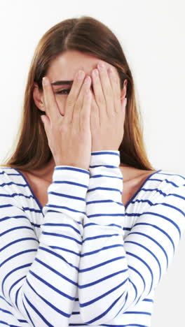mujer escondiendo su rostro con sus manos