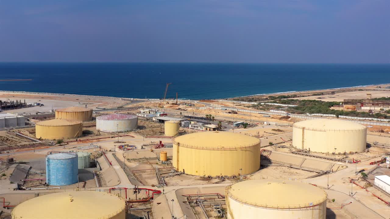 imágenes aéreas sobre tanques de combustible cerca de la central eléctrica