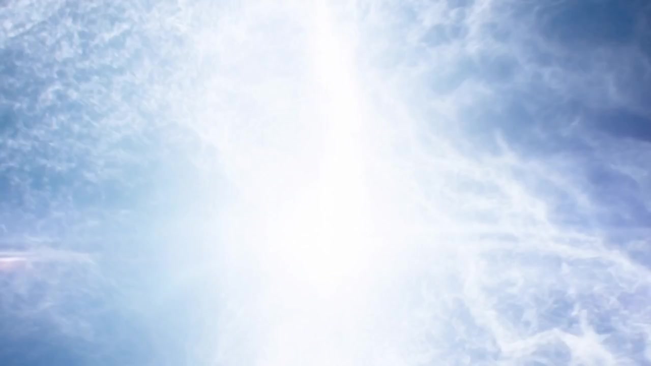 Formazione di una colonna luminosa verticale dopo che la luce solare filtra tra le nuvole, che cresce con un bagliore orizzontale.