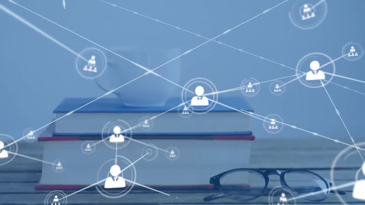 프로필 아이콘의 네트워크의 애니메이션과 나무 테이블에 있는 책들의 스택의 클로즈업