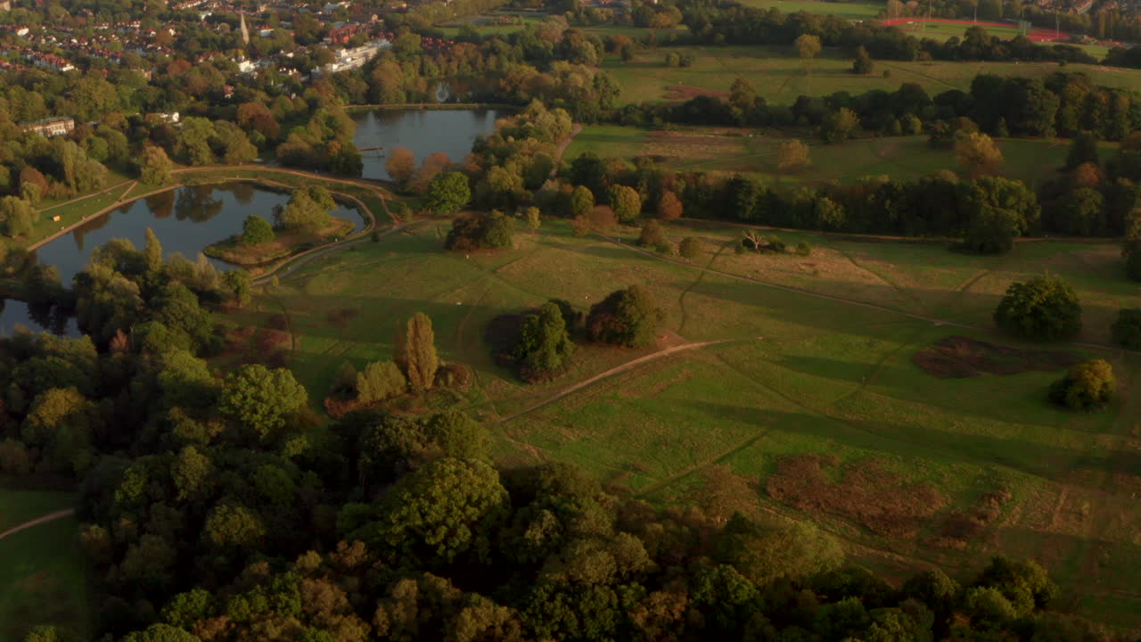 런던의 햄프스테드 히스 파크 (hampstead heath park) 를 둘러싼 공중 촬영