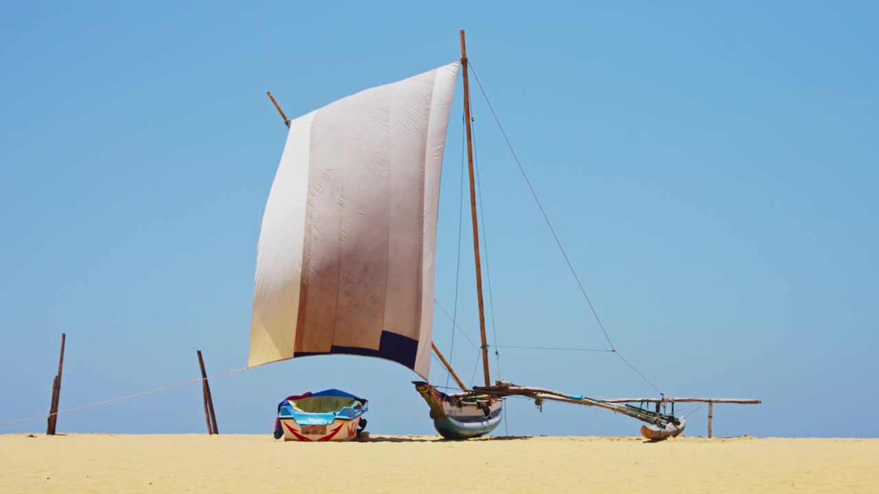Catamarano a vela in legno ormeggiato sulla spiaggia a Negombo, Sri Lanka, che mostra la pesca costiera tradizionale e lo stile di vita marittimo