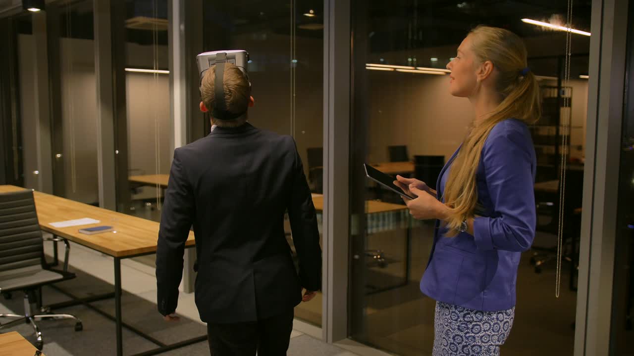 외국의 야간 도시에서 가상 여행이나 투어를 위해 3d 안경을 사용하는 남자, 전자 안경을 사용하는 기업가, 디지털 시각화, 그를 돕는 여성 강사