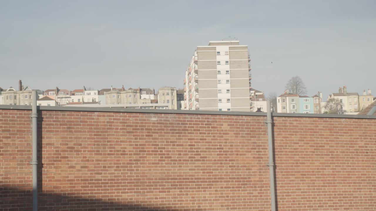 Vista de apartamentos ou prédios altos a partir de um edifício de tijolos, com vista para a rua, Bristol, Reino Unido