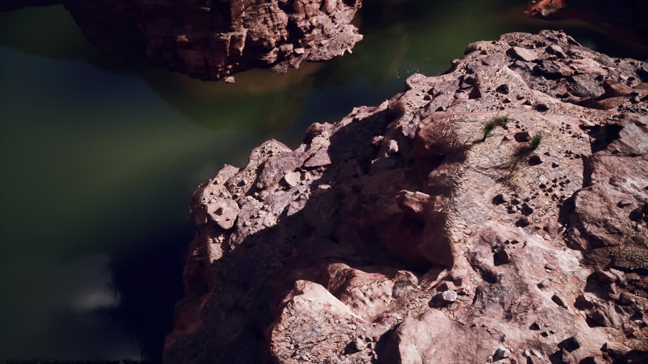vista aérea de un cañón con un río