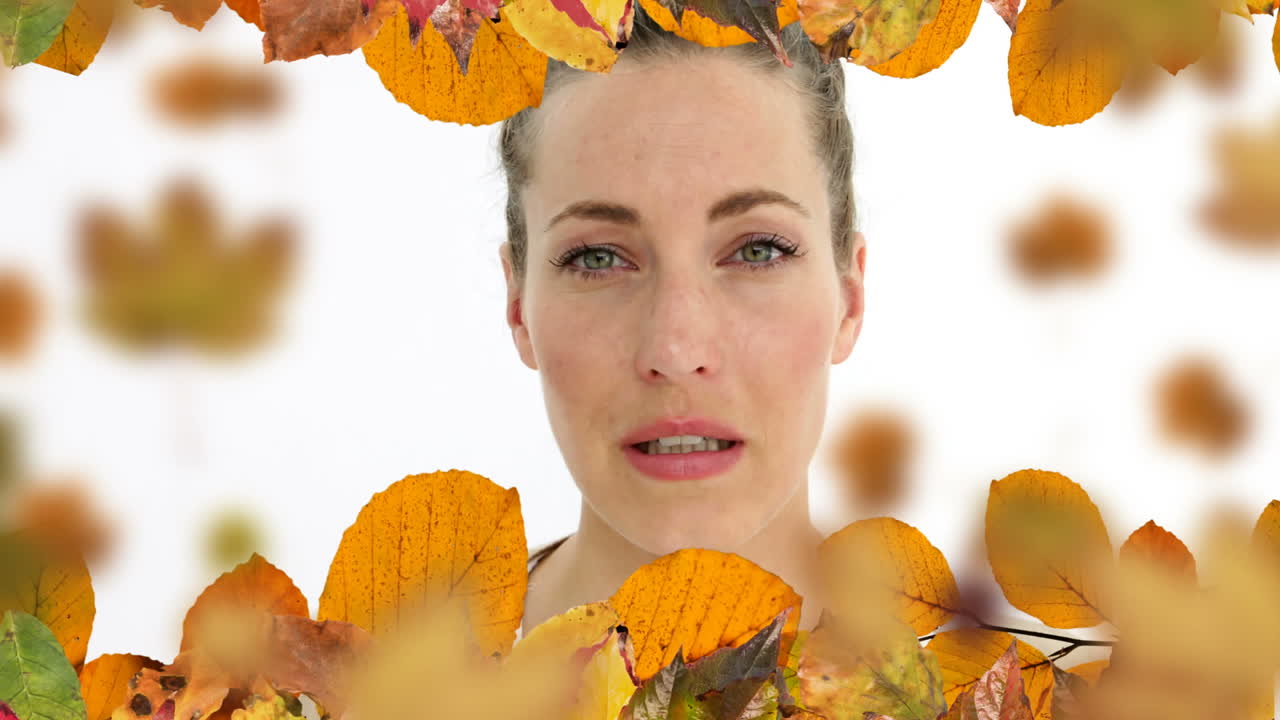 알레르기 질식과 가을 잎을 가진 여성 4k