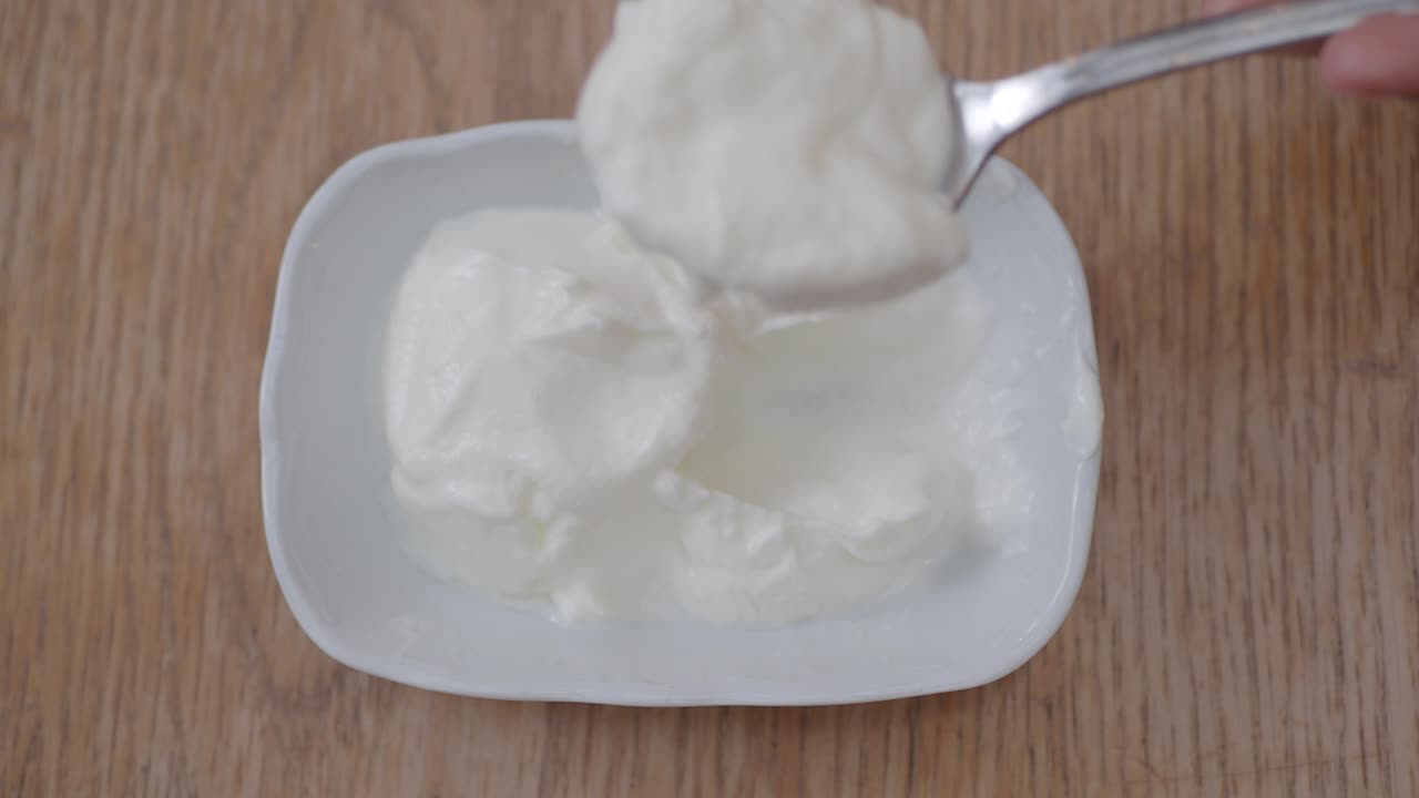 Ein Löffel Joghurt in einer Schüssel