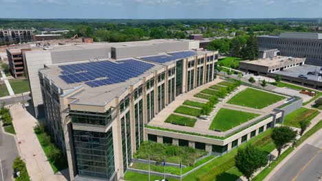 Paneles-Solares-Y-Techo-Verde-En-El-Edificio-Del-Senado-Ecológico-En-Saint-Paul,-Minnesota.