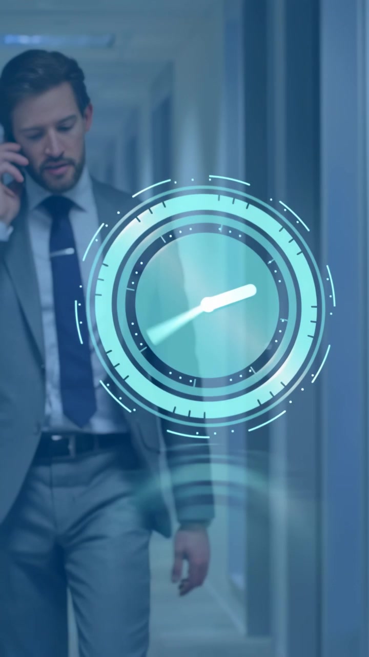 Vídeo vertical: Mulher atendendo chamada telefônica, andando e conversando, relógio azul transicionando para homem em chamada de negócios