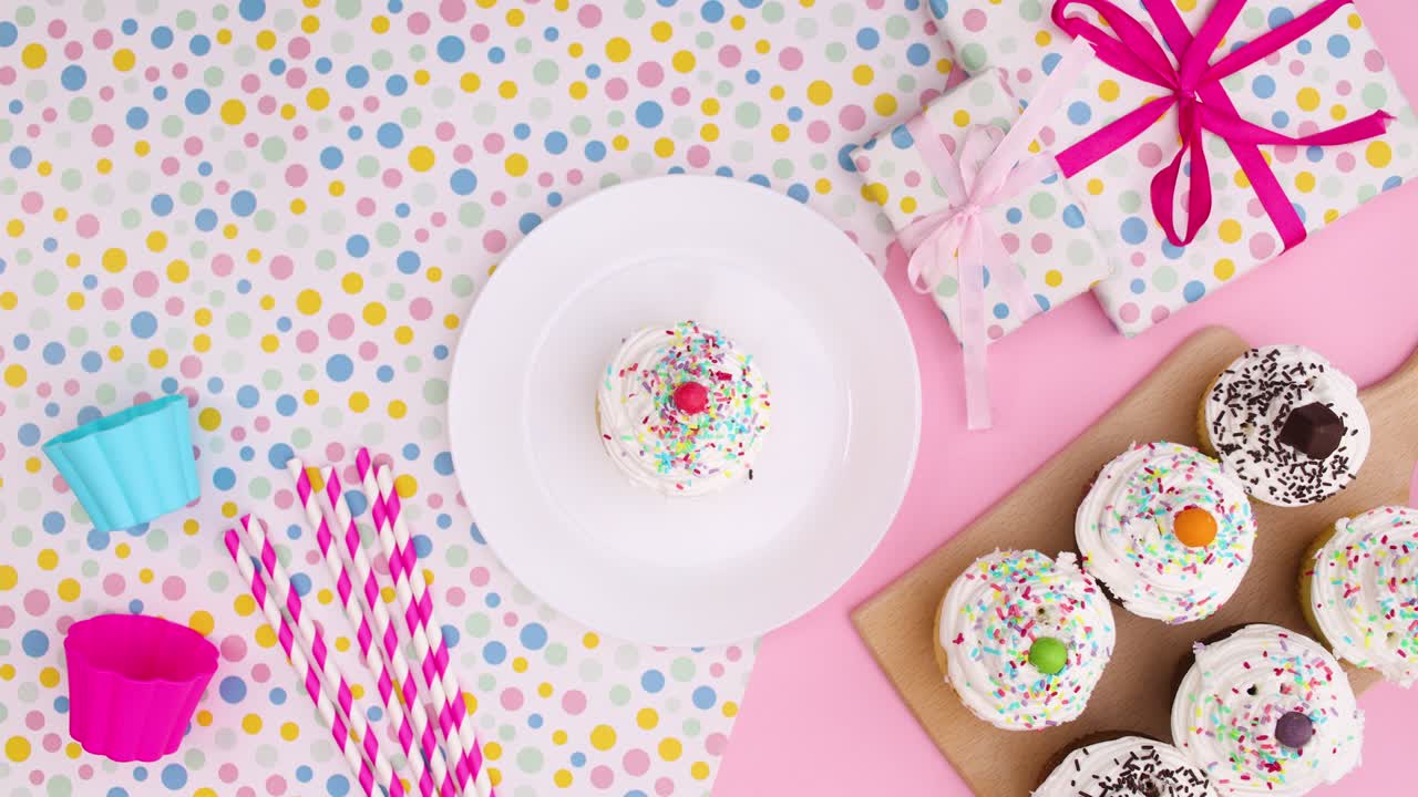 la decoración de la fiesta con pasteles de taza se mueve en tema pastel. detener el movimiento