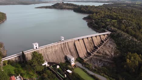 Presa-Que-Contiene-Un-Gran-Lago-De-Agua,-Alta-Vista-Aérea-De-Drones,-Tratalias,-Cerdeña