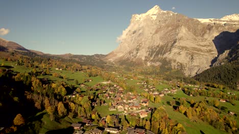 Drohnenaufnahmen-Von-Links-Nach-Rechts-über-Grindelwald-Vor-Dem-Wetterhorn