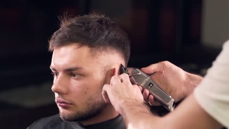 barber cuts the machine smooth transition