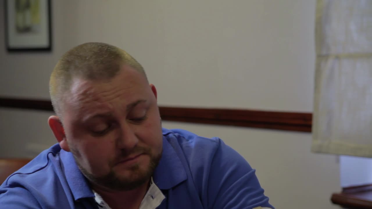 un uomo fa un brindisi esulta e poi beve la sua pinta di birra