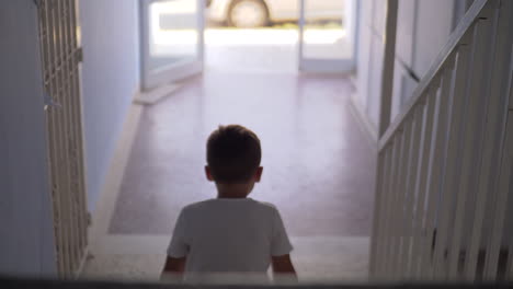 Kind-Sitzt-Allein-Auf-Der-Treppe