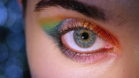 Ojos-Femeninos-Con-Maquillaje-Del-Festival-Del-Arco-Iris