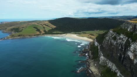 Toma-Aérea-De-Una-Playa-En-La-Bahía-De-Purakaunui,-Un-Hermoso-Paisaje-En-La-Zona-Costera-De-Catlins-|-Otago,-Nueva-Zelanda