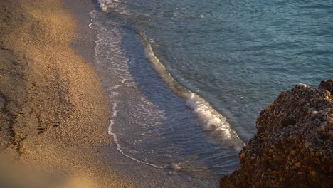 Mit-Blick-Auf-Goldenen-Sand-Am-Strand-Mit-Ruhigen-Wellen-Brechen