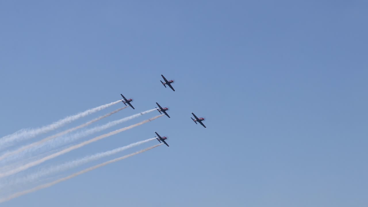 exhibición aérea de maniobras sincronizadas de aviones