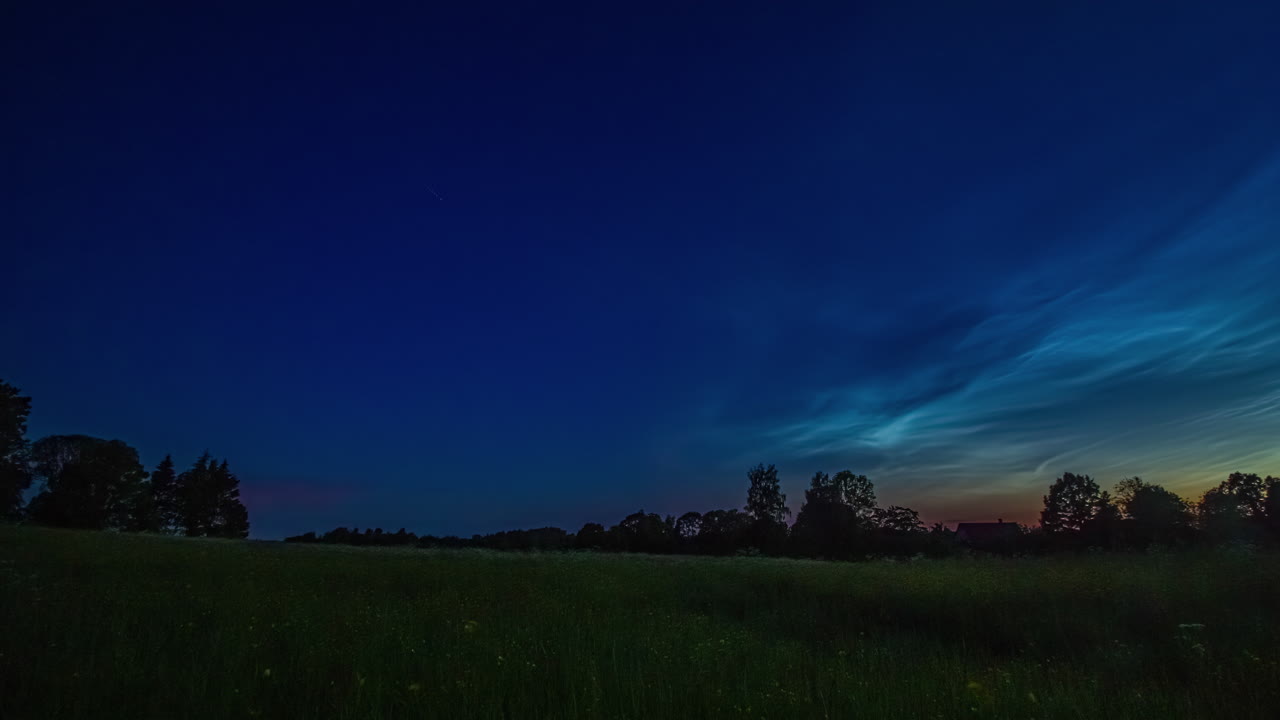 시골 풍경 위로 구르는 구름, 퓨전 저속 밤낮으로