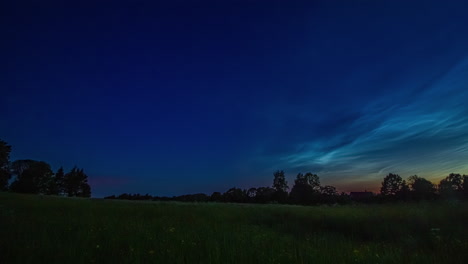 Wolken-Rollen-über-Ländliche-Landschaft,-Fusionszeitraffer-Von-Nacht-Zu-Tag