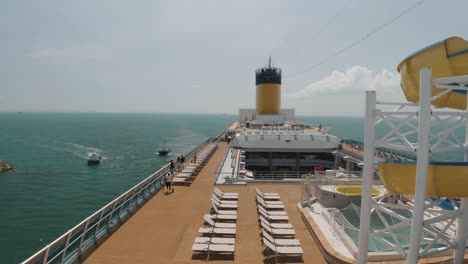 el crucero italiano costa serena, cubierta superior con vistas al océano, se embarca en un viaje por asia.