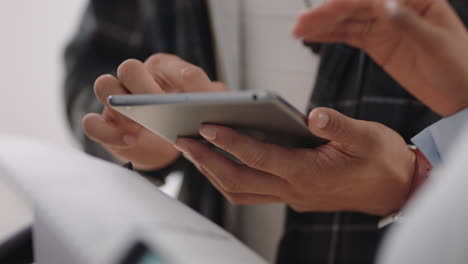 cerrar las manos usando computadoras tablet digitales gente de negocios creativa reuniéndose compartiendo datos intercambiando ideas para proyectos disfrutando del trabajo en equipo en la oficina de inicio