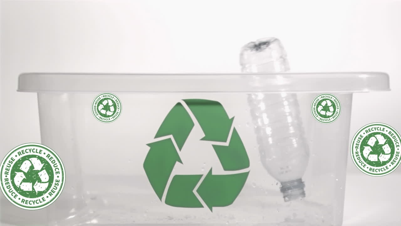 animación de iconos de reciclaje sobre botellas de plástico