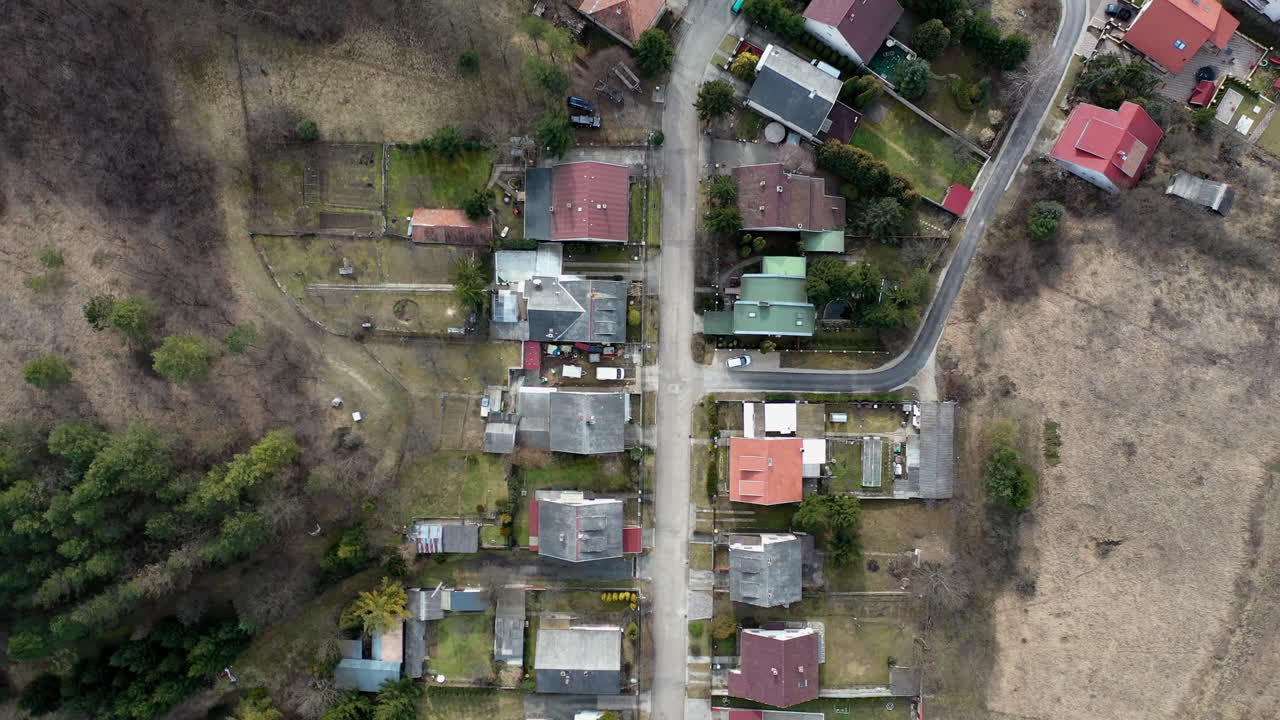 volando sobre el área de la ciudad en otoño