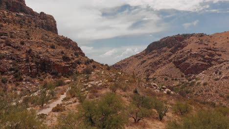 Ein-Breiter-Drohnenschuss-Aus-Der-Luft,-Der-Sich-über-Den-Catalina-Highway-Und-Die-Wunderschönen-Wüstenberge-Von-Arizona,-Den-Coronado-National-Forest-Und-Den-Mount-Lemmon-Erhebt