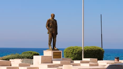 monumento ataturk en la plaza principal