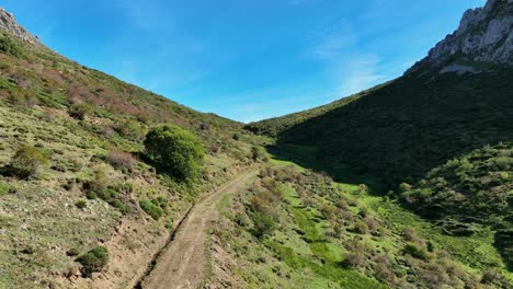 Luftaufnahme-Der-Cubillas-De-Arbas-Berge,-Bahnstrecke