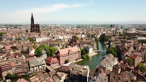 Vista-Aérea-De-Petit-France,-Con-Notre-Dame-Al-Fondo,-Estrasburgo,-Francia,-Europa