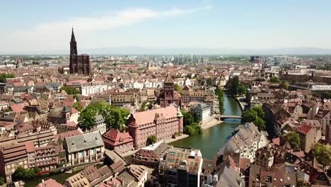 vista aérea de petit france, con notre dame al fondo, estrasburgo, francia, europa