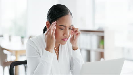 Mujer-De-Negocios,-Computadora-Portátil-Y-Dolor-De-Cabeza-Con-Gafas