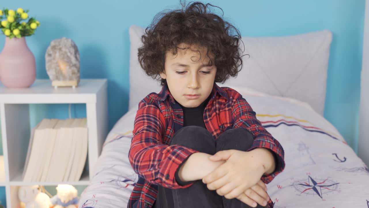 우울한 소년은 자신의 방에서 불행을 느끼고 있습니다.