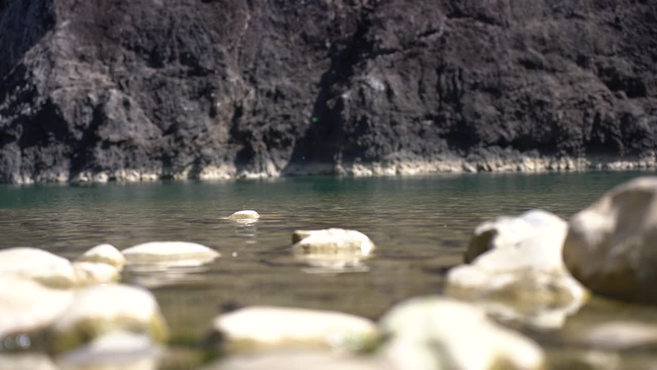 바위 사이에  ⁇ 은 강의 흐름, 매우 신선하고 깨 ⁇ 한