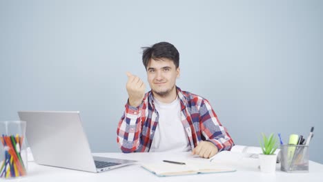 el hombre que hace dinero firma con sus manos.