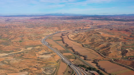 Carretera-Nacional-Que-Pasa-Por-Una-Zona-Rural-Desértica-De-La-Provincia-De-Soria-En-España