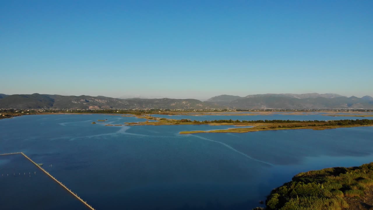 어부들이 그물을 치는 조수로 채워진 얕은 바닷물에 사는 물고기의 쿠네 자연 서식지의 석호
