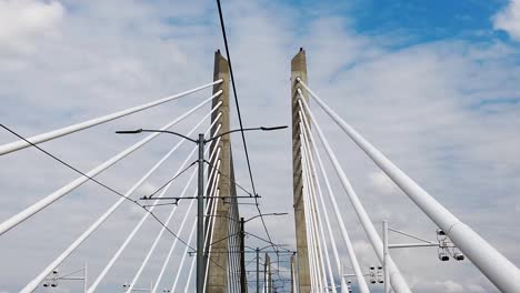 hd mirando hacia arriba cruzando el puente de cruce de tilikum en portland oregon con cielo mayormente nublado toma uno