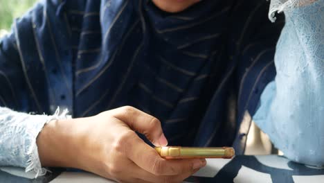 Primer-Plano-De-La-Mano-De-Una-Mujer-Sosteniendo-Un-Teléfono-Inteligente